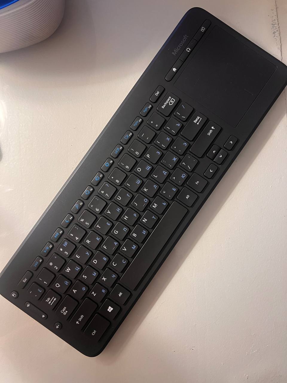 Беспроводную клавиатуру Microsoft All-in-One Media Keyboard со встроенным тачпад