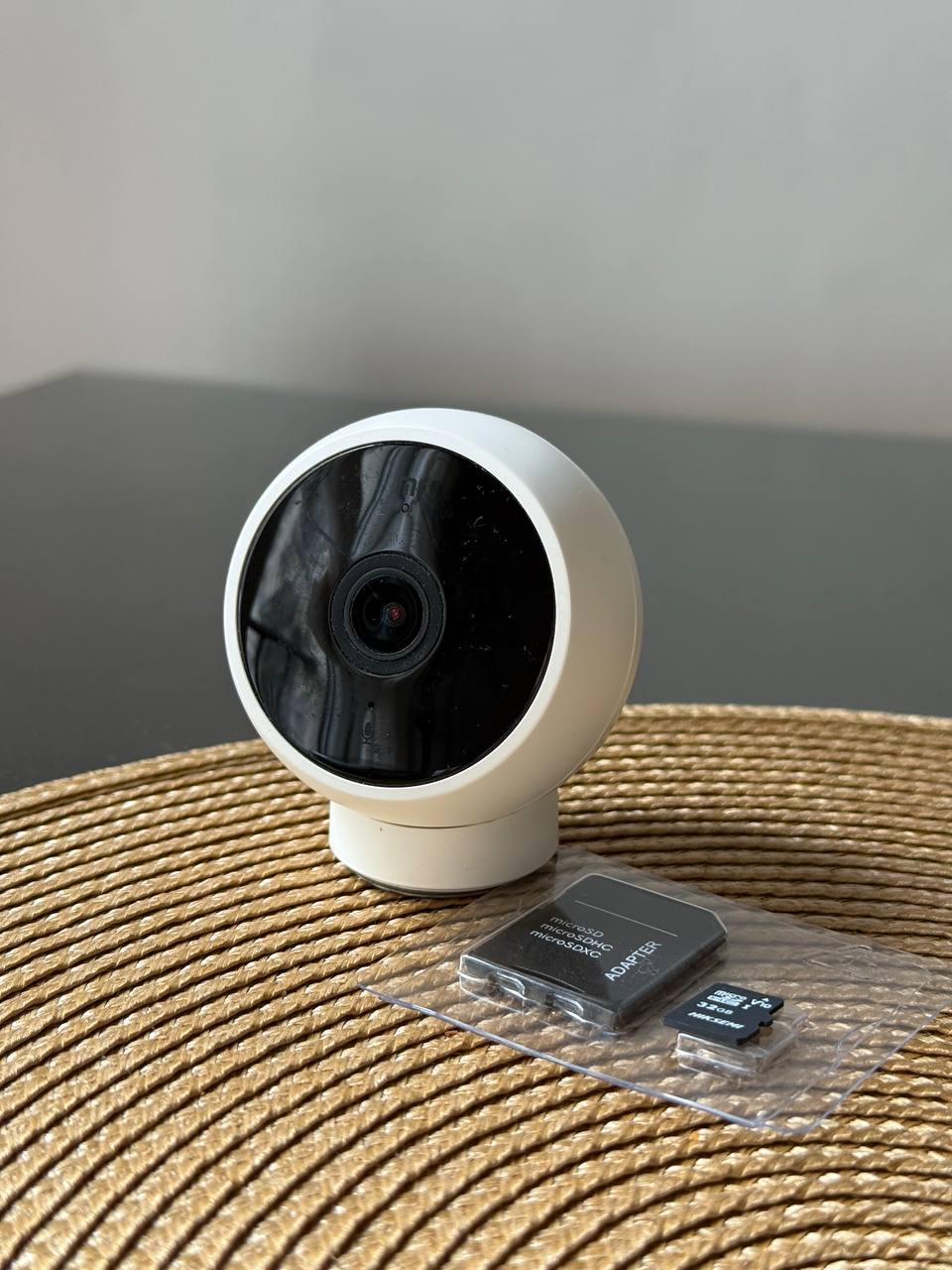 Компактную видеокамеру Xiaomi Mi Camera 2k + флешка на 32Gb. В комплекте сама ка