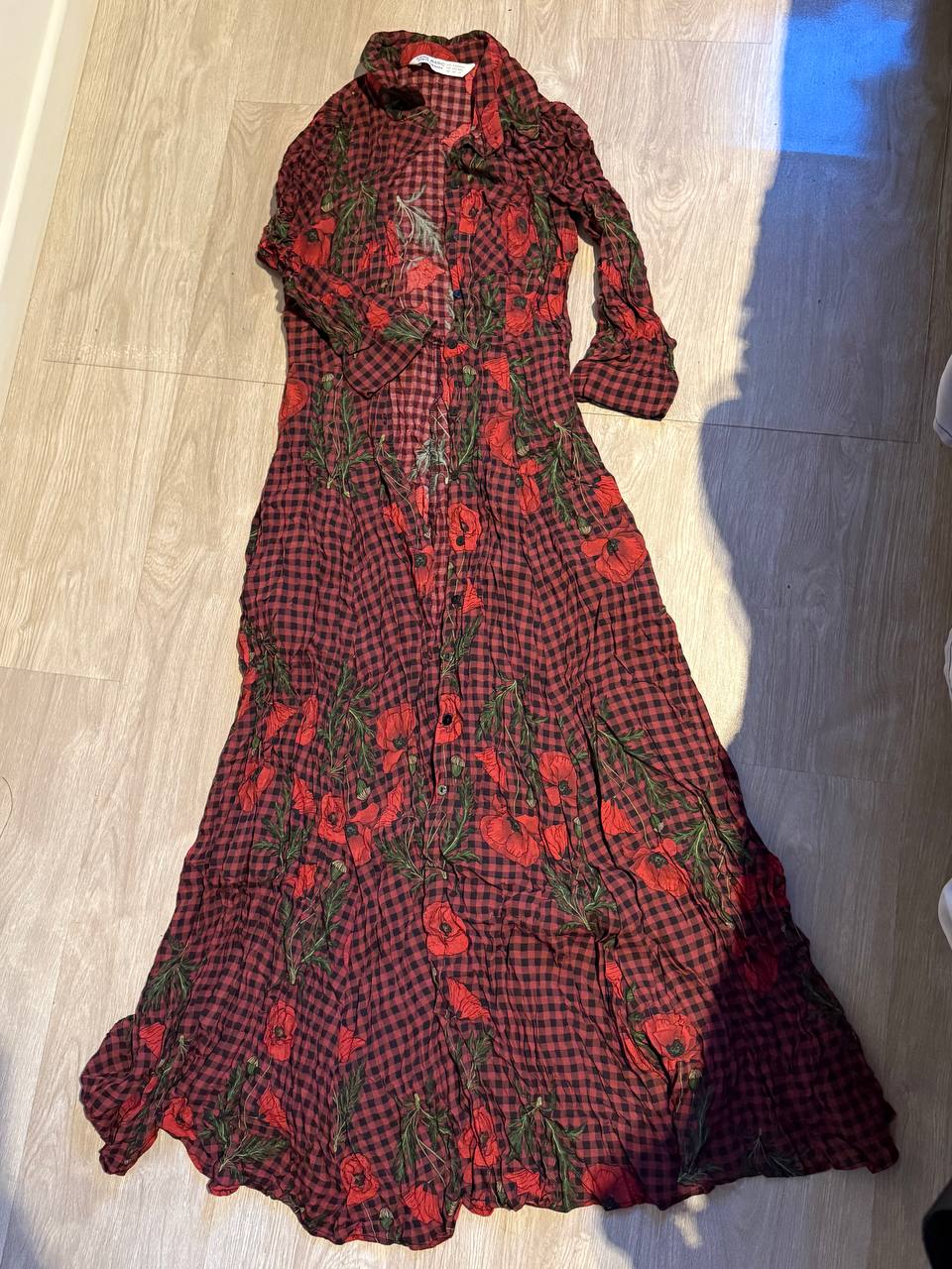 Очень красивое платье, надето раза два. Размер XS, Zara, приталенное. Мне после