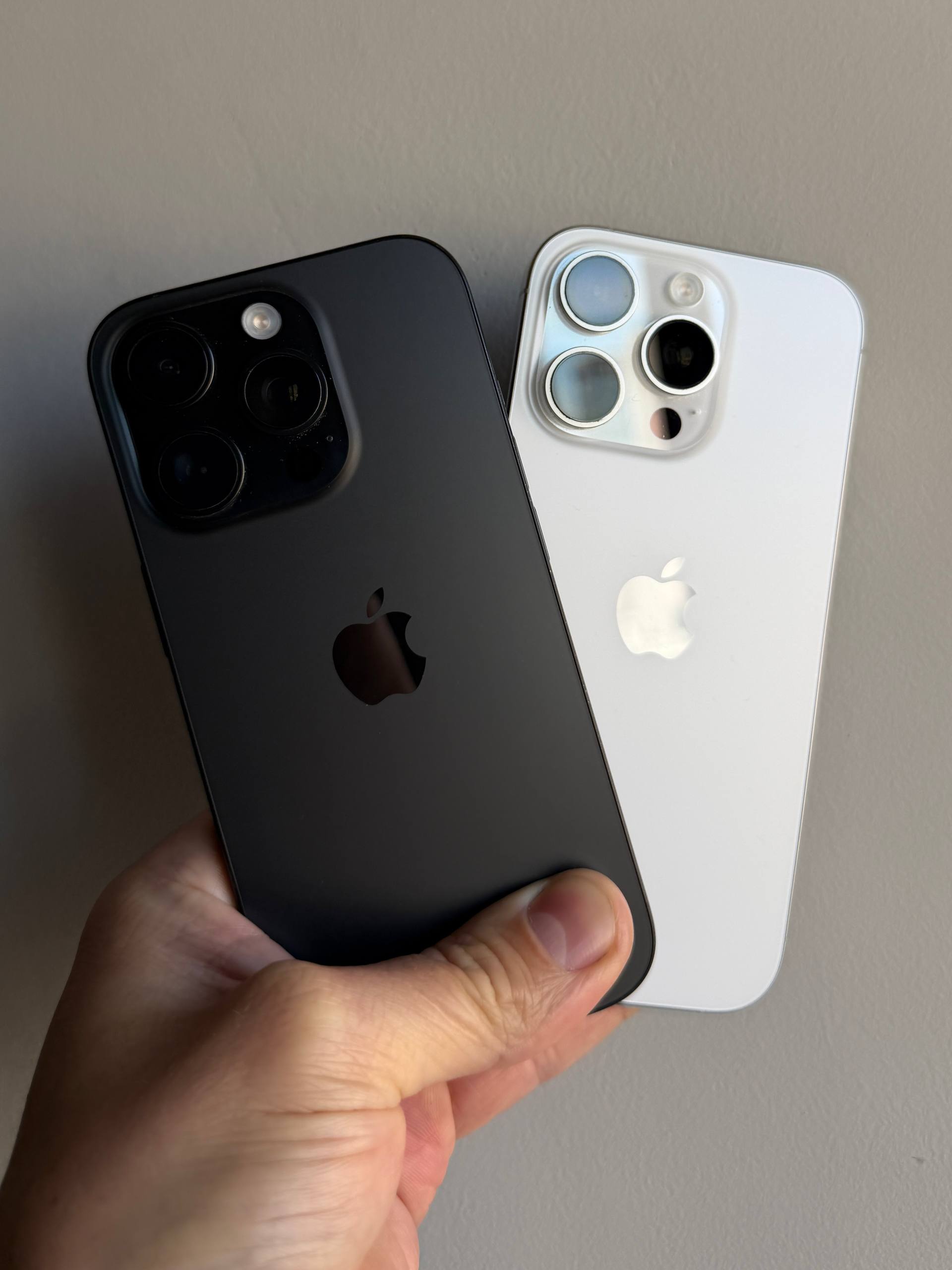 Два iPhone 16 Pro 128 ГБ. Один чёрный, другой белый. Оба с физической SIM картой