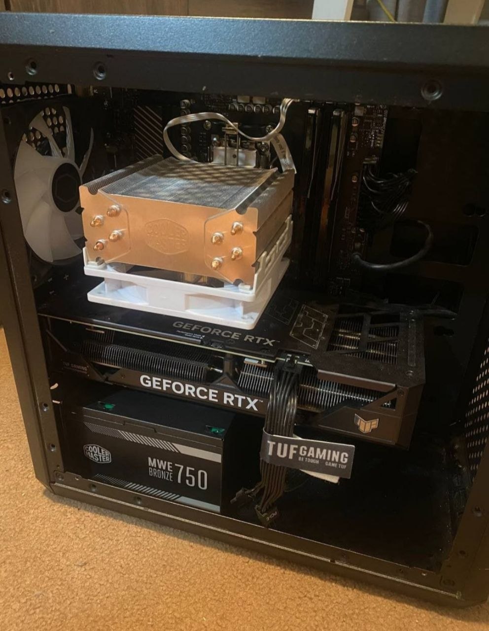 PC gamer con monitor
