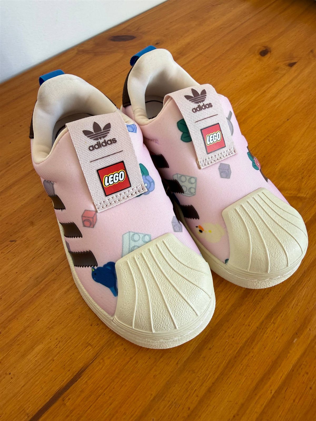 1. Новые кеды Adidas Superstar Lego, пока доехали нога выросла🤦♀️