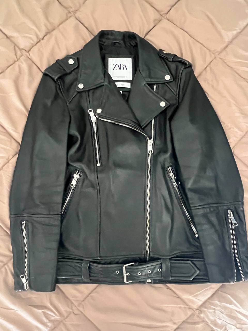 Куртку ZARA из натуральной кожи, размер M, оверсайз, отличное состояние