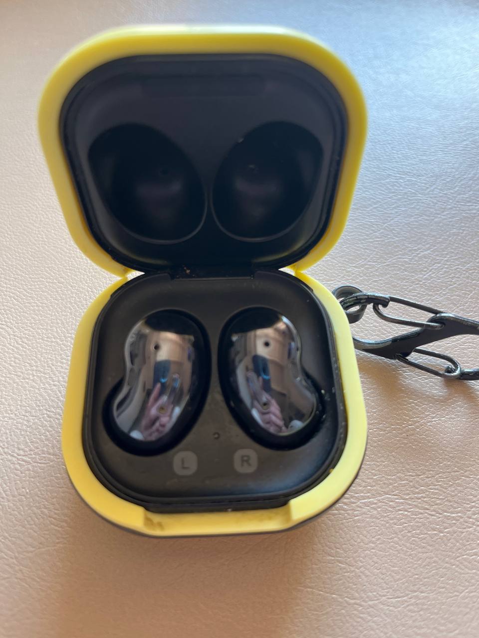 Наушники Samsung Galaxy Buds Live (черные) + чехол с карабином