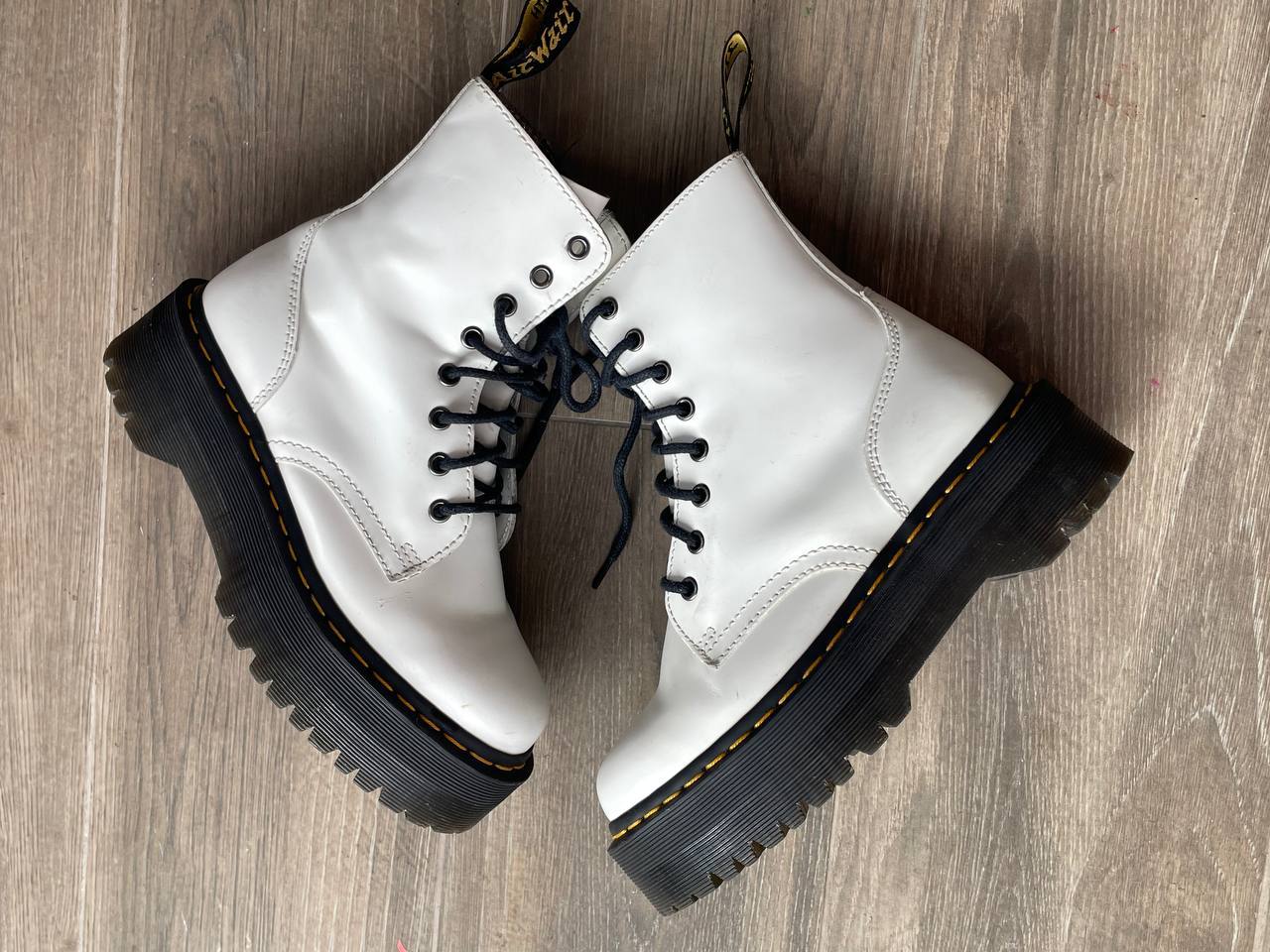Две пары Dr. Martens (Leona и Jadon)