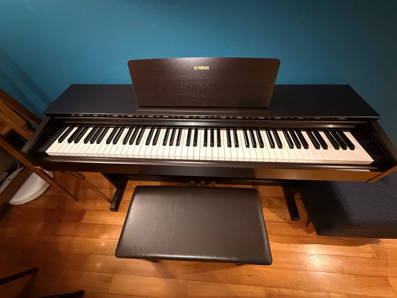 В связи с отъездом продаю практически новое электронное пианино Yamaha Arius YDP