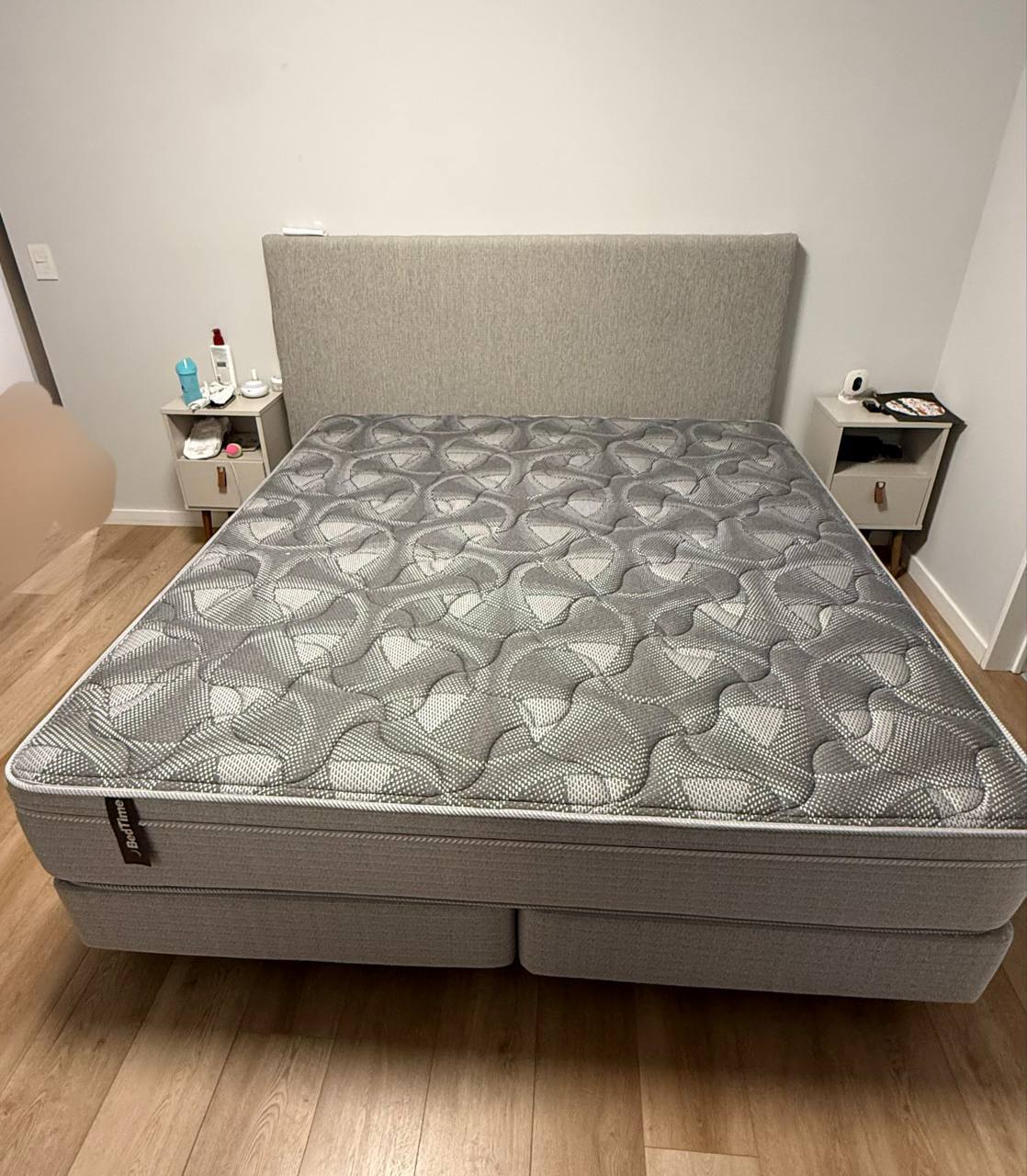 Комплект BedTime 180×200 см: кровать с мягким изголовьем, основание и матрас Bed