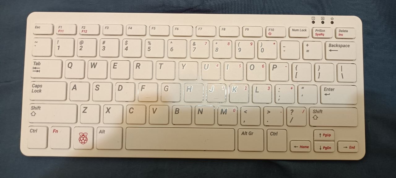 Paspberry Pi 400. С коробкой, карточкой, кабелем hdmi-micro HDMI и шлейфом для п