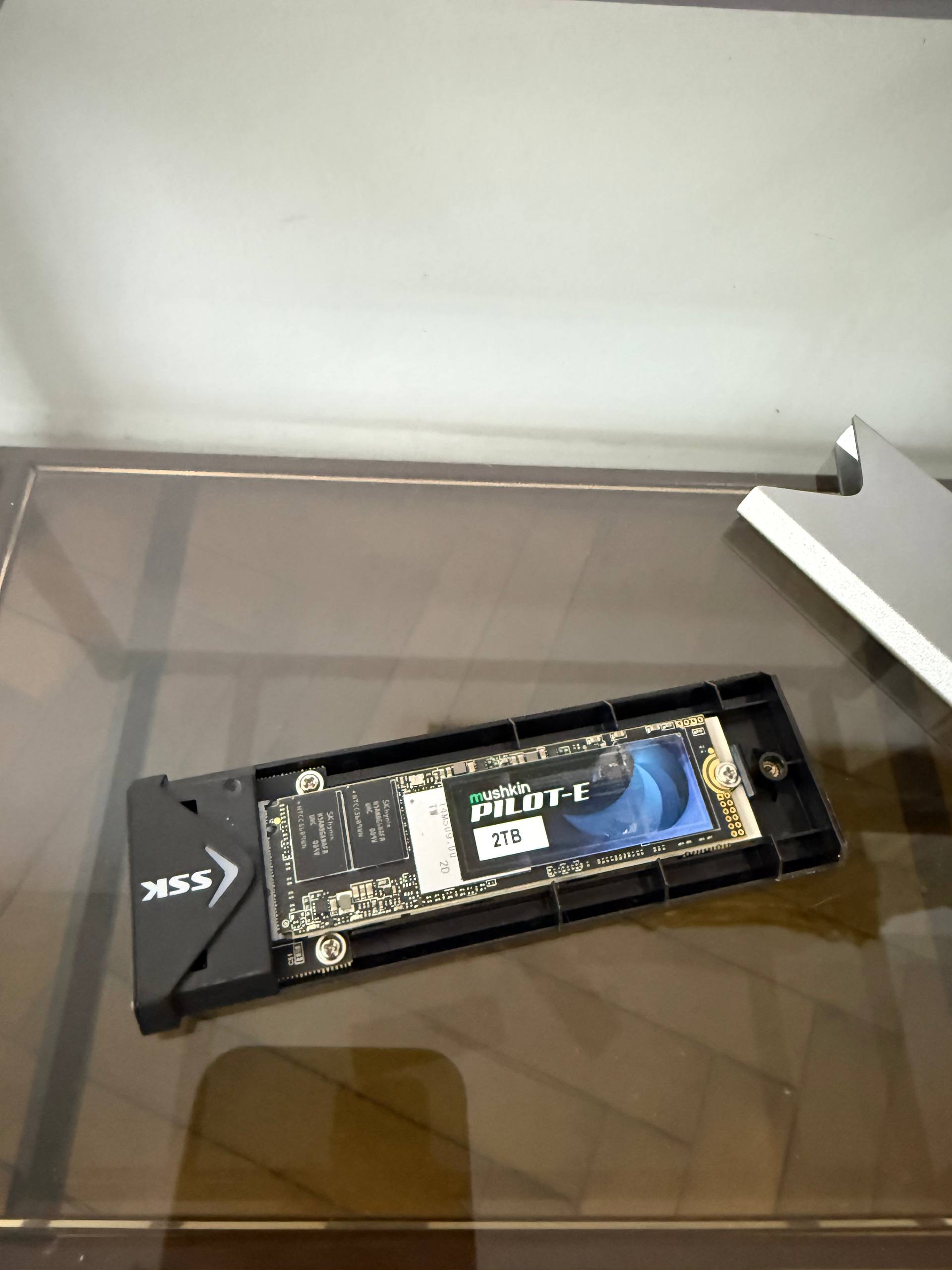 NVME SSD 2TD + case