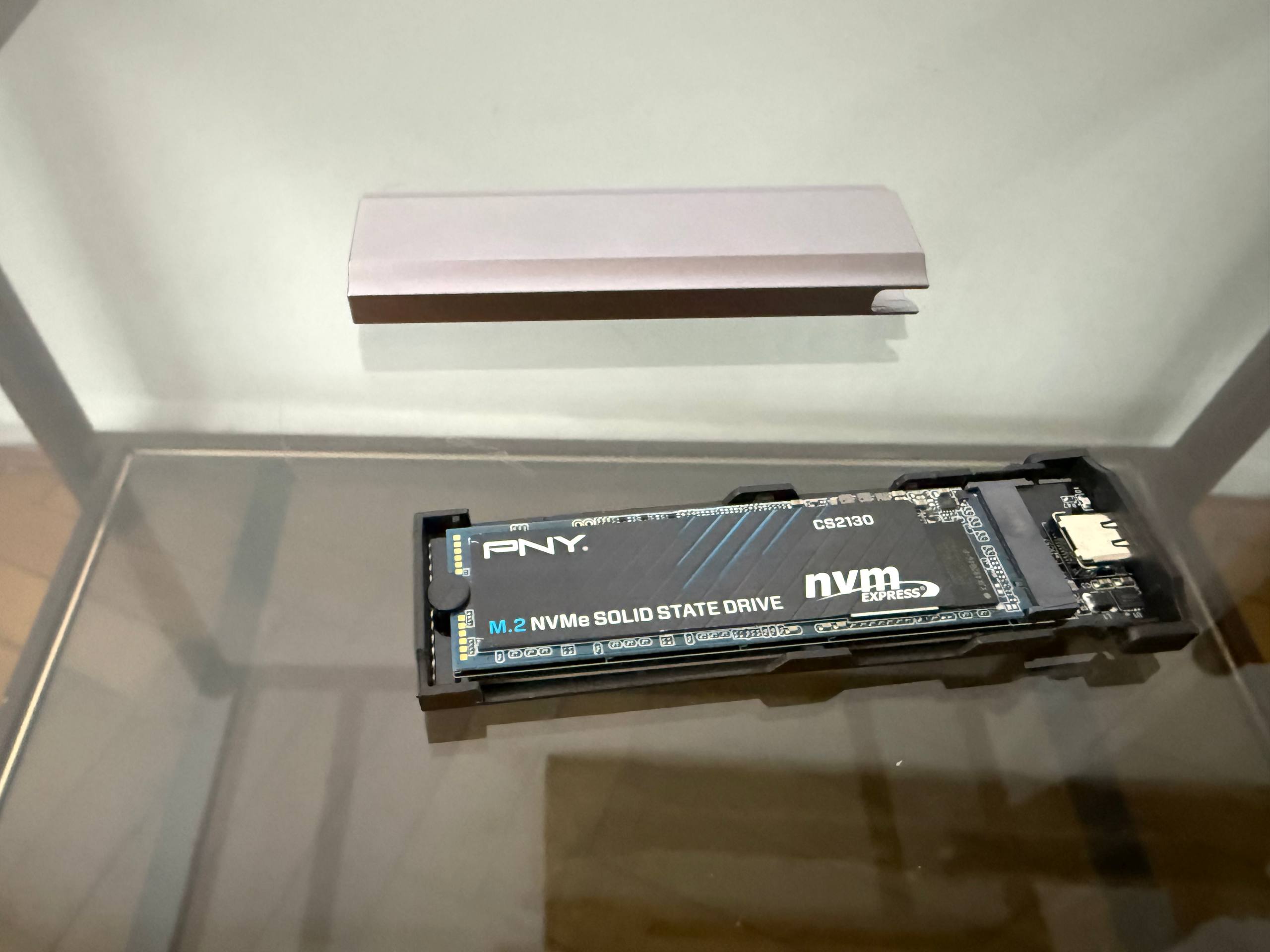 NVME SSD 1TB + Case