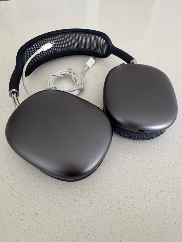 AirPods Max Black Lighting