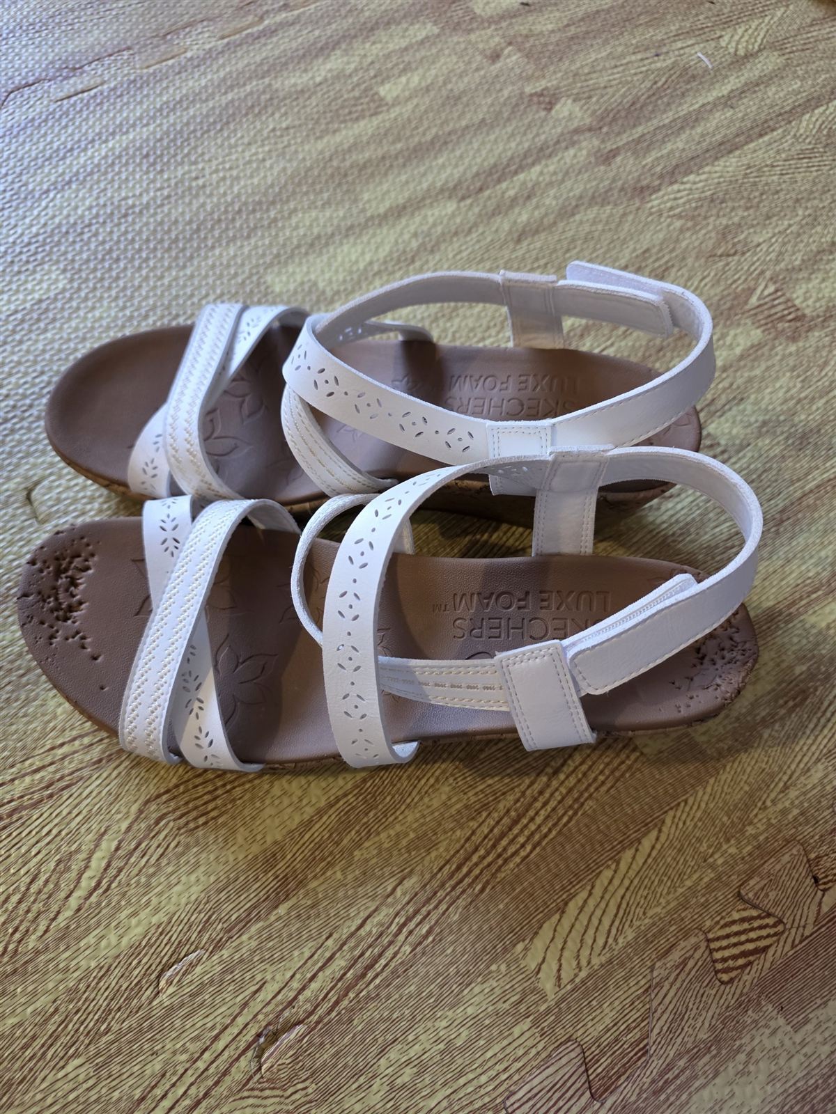 Продаются женские сандалии Skechers Luxe Foam