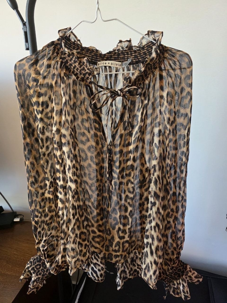 Alice + Olivia — оригинальная дизайнерская блуза из натурального шелка