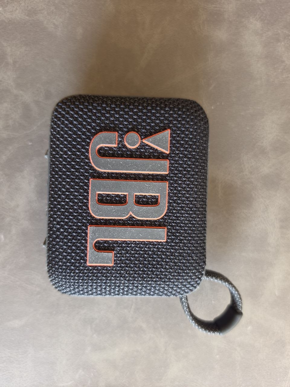 Компактную портативную колонку JBL Go 4
