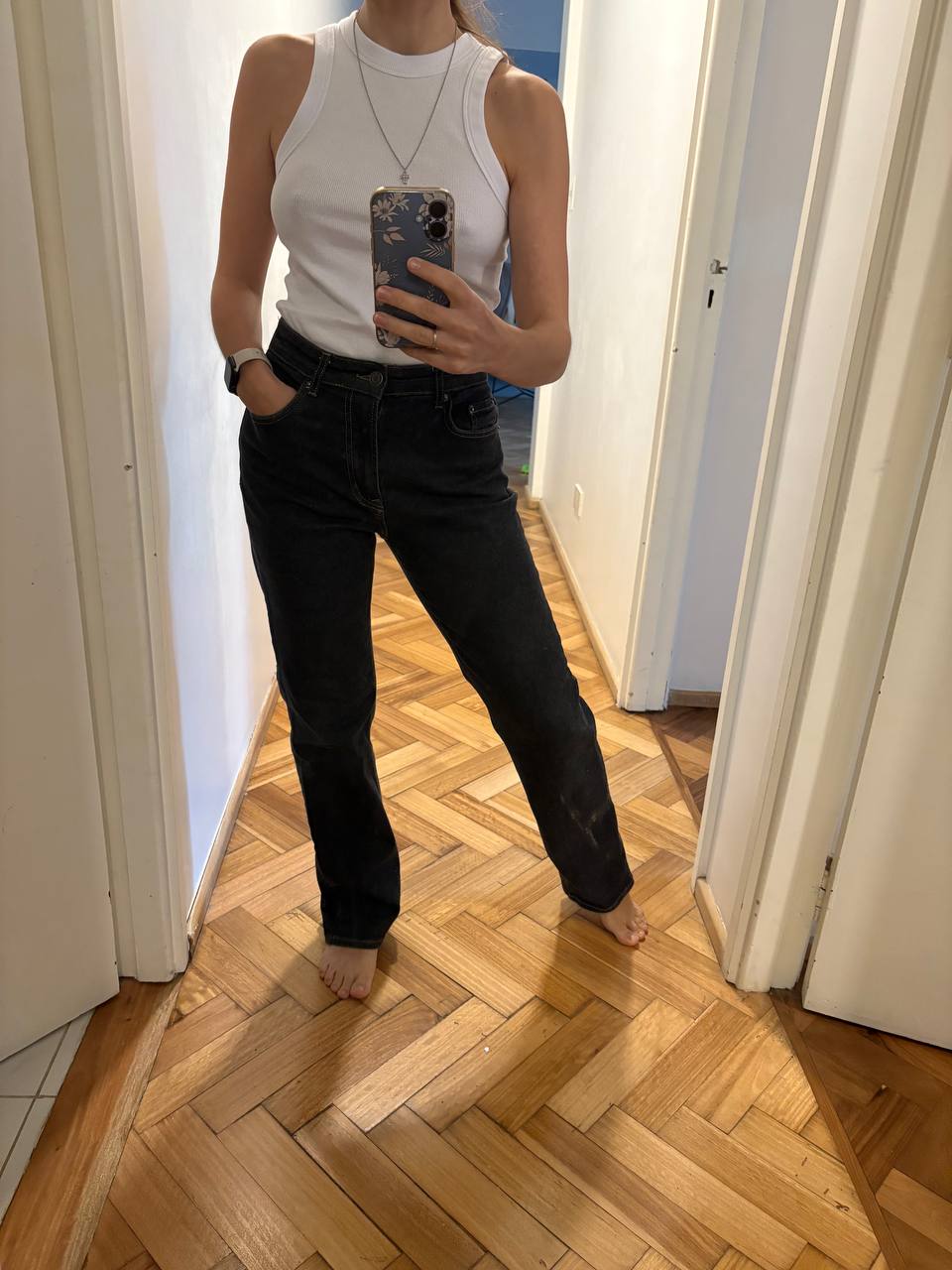 Черные джинсы ZARA, почти новые, не носила, потому что мне длинноваты. Высокая и