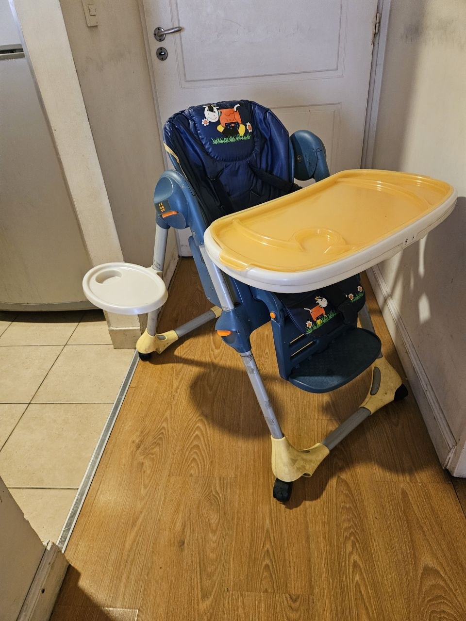 Устойчивый стул для кормления, фирма Chicco. Основной столик с пластиковой жёлто