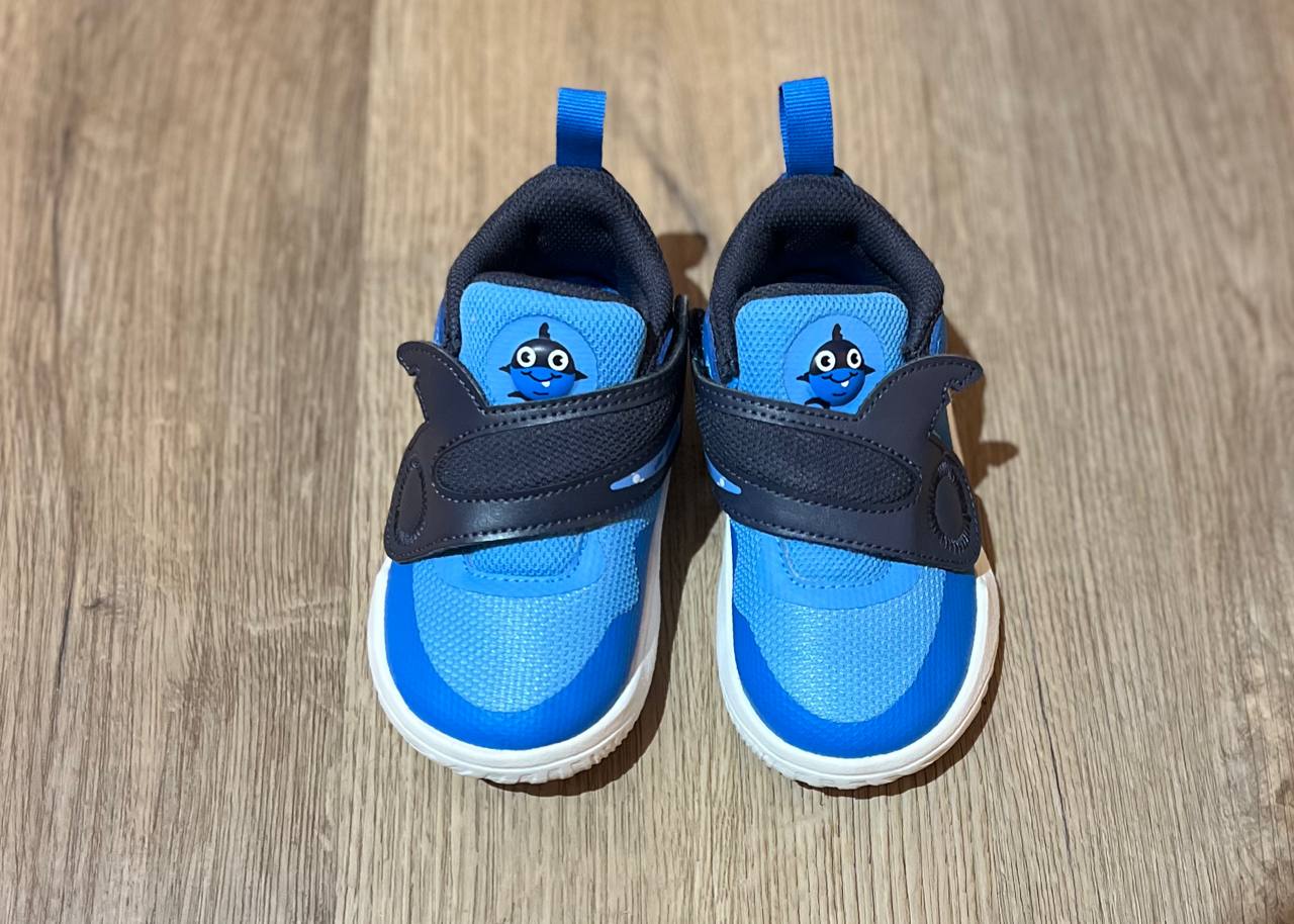 Кроссовки Nike новые на липучке