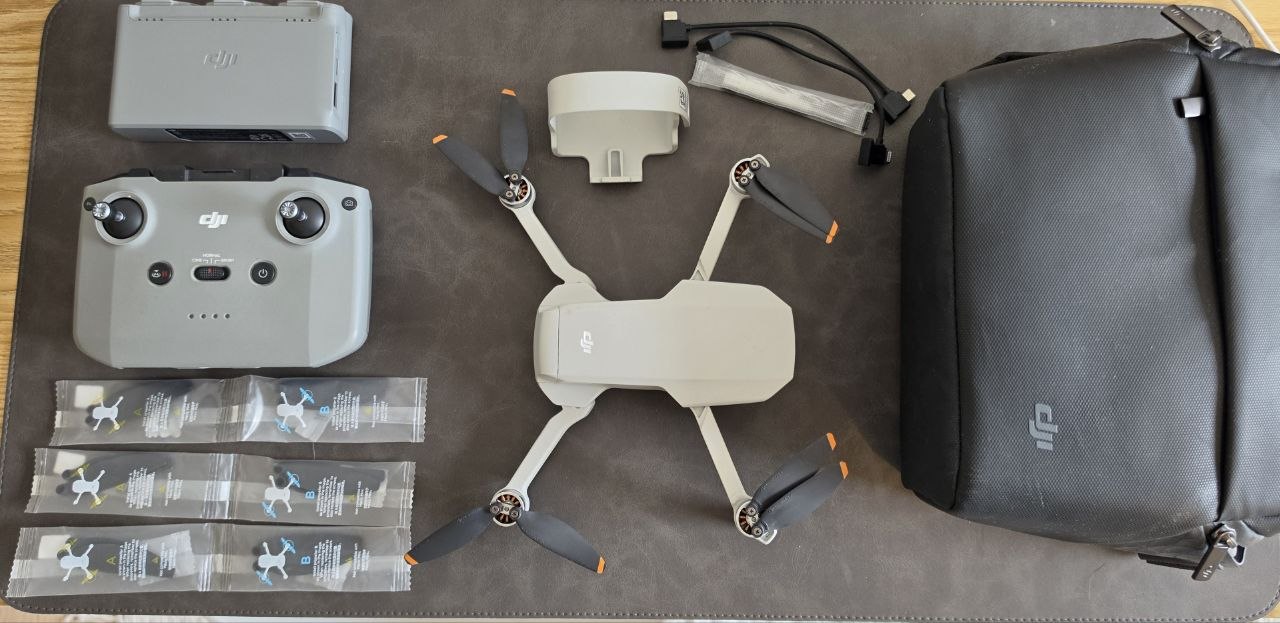 DJI Mini 2 SE Fly More Combo