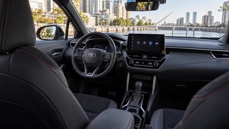 Toyota Corolla Cross GR Sport CVT 2023 — белый, фото 4