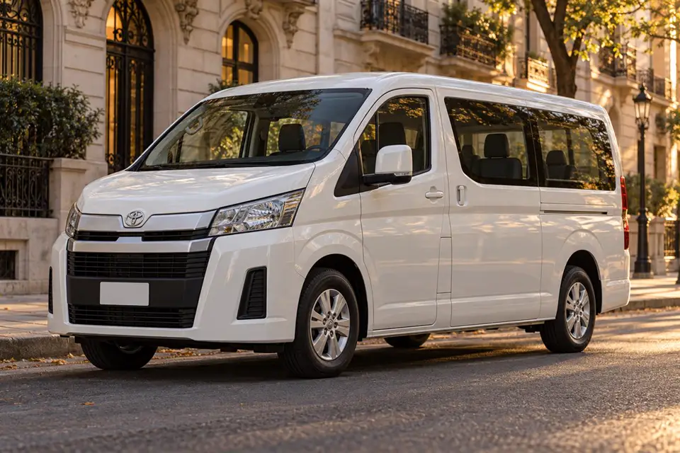 Toyota Hiace 2.8 Wagon AT6 2023 — белый, фото 1