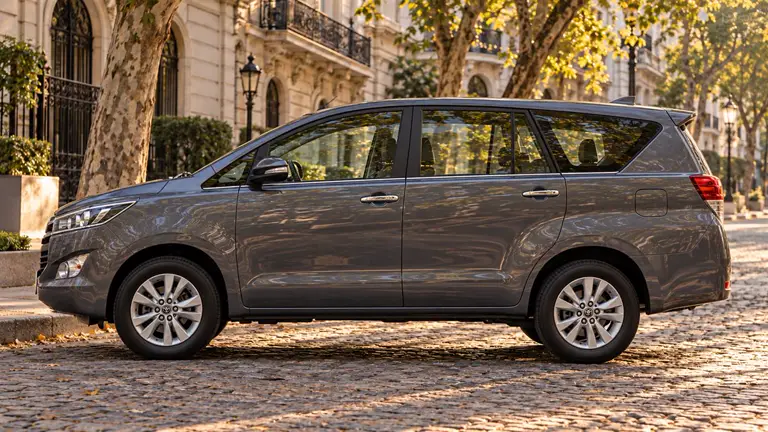 Toyota Innova SRV 2020 — серый, фото 2