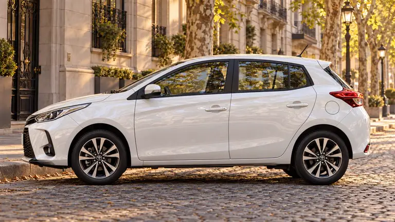 Toyota Yaris XS CVT 2025 #4 — белый, фото 2